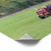 Trekker met hooibaal in groen veld met poster (Hoek)