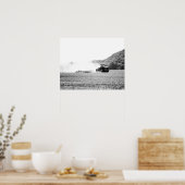 Trekker voor zwart-wit Boerderij in veld 16x20 Poster (Keuken)