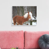 Trekpaard in de sneeuw canvas afdruk (Insitu (Woonkamer))