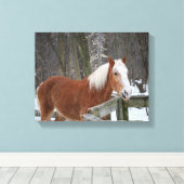 Trekpaard in de sneeuw canvas afdruk (Insitu (Houten vloer))