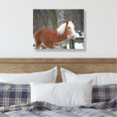 Trekpaard in de sneeuw canvas afdruk (Insitu (Slaapkamer))