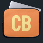 Trend Color Fresh Tangerine-laptophoes Laptop Sleeve<br><div class="desc">Introductie van de trendy voorjaarskleur: Fresh Tangerine. Moderne en stijlvolle laptophoes met aanpasbaar monogram in een minimalistisch lichtgeel lettertype. Het eenvoudige en schone ontwerp in een effen kleur biedt een tijdloze en klassieke uitstraling. Ontdek onze lente trendkleuren voor meer producten in dezelfde kleur of ontdek andere stijlvolle tinten die passen...</div>