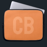 Trend Color Fresh Tangerine-laptophoes Laptop Sleeve<br><div class="desc">Introductie van de trendy voorjaarskleur: Fresh Tangerine. Moderne en stijlvolle laptophoes met aanpasbaar monogram in een minimalistisch, licht oranje lettertype. Het eenvoudige en schone ontwerp in een effen kleur biedt een tijdloze en klassieke uitstraling. Ontdek onze lente trendkleuren voor meer producten in dezelfde kleur of ontdek andere stijlvolle tinten die...</div>