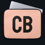 Trend Color Soft Peach-laptophoes Laptop Sleeve<br><div class="desc">Introductie van de trendy lentekleur: Soft Peach. Moderne en stijlvolle laptophoes met aanpasbaar monogram in een klassiek zwart minimalistisch lettertype. Het eenvoudige en schone ontwerp in een effen kleur biedt een tijdloze en klassieke uitstraling. Ontdek onze lente trendkleuren voor meer producten in dezelfde kleur of ontdek andere stijlvolle tinten die...</div>