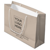 Trend Kleur - Soft Taupe Grote Logo Cadeautas (Voorkant Gekanteld)