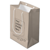 Trend Kleur - Soft Taupe Midden Logo Cadeautas (Voorkant Gekanteld)