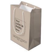 Trend Kleur - Soft Taupe Midden Logo Cadeautas (Achterkant Gekanteld)