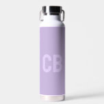 Trend Kleur Zacht Violet Monogram Waterfles<br><div class="desc">Introductie van de trendy lentekleur: Soft Violet. Moderne en stijlvolle waterfles met aanpasbaar monogram in een modern lettertype en lichte paarse kleur. Het eenvoudige en schone ontwerp in een effen kleur biedt een tijdloze en klassieke uitstraling. Ontdek onze lente trendkleuren voor meer producten in dezelfde kleur of ontdek andere stijlvolle...</div>