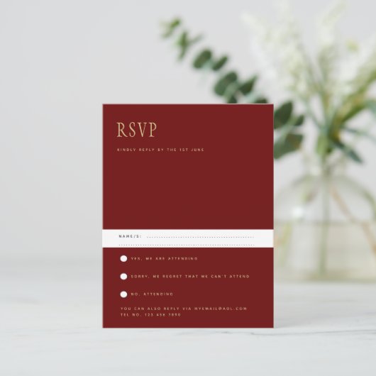 Trending Modern Burgundy Gold Wedding RSVP Postca Briefkaart (Staand voorkant)