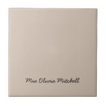 Trendkleur - Soft Taupe keramische Tegel Tegeltje<br><div class="desc">Introductie van de klassieke en elegante lentekleur: Soft Taupe. Verhoog uw interieur met onze moderne en stijlvolle keramische tegel, met een aanpasbare naam in een charmant handgeschreven lettertype. Het elegante en minimalistische ontwerp in effen kleur straalt tijdloze aantrekkingskracht uit, waardoor het perfect is voor persoonlijk gebruik of als een doordacht...</div>