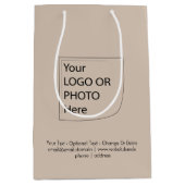 Trendkleur - Soft Taupe Midden Logo Cadeautas (Voorkant)