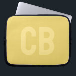 Trendkleur zachte gele laptophoes laptop sleeve<br><div class="desc">Introductie van de trendy lentekleur: Zacht Geel. Moderne en stijlvolle laptophoes met aanpasbaar monogram in een minimalistisch lettertype. Het eenvoudige en schone ontwerp in een effen kleur biedt een tijdloze en klassieke uitstraling. Ontdek onze lente trendkleuren voor meer producten in dezelfde kleur of ontdek andere stijlvolle tinten die passen bij...</div>