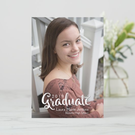 Trendy 2019 Script Afstuderen Fotouitnodiging Kaart (Staand voorkant)