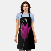 Trendy aanpasbare M monogram paarse tulpenbloem Schort (Gedragen)