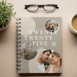 Trendy Abstracte fotocollage 2025 Planner<br><div class="desc">Creëer uw eigen gepersonaliseerde planner voor 2025. Design beschikt over een abstracte fotocollage met 3 afbeeldingen naar keuze,  ronde vormen,  het jaar in letters en naam.</div>