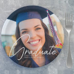 Trendy Afstuderen Foto Wit Script Party Papieren Bordje<br><div class="desc">Dit trendy bord van het de partijdocument van de graduatie kenmerkt verfijnd handgeschreven wit manuscript over een chic volledige foto van uw afstuderen. Pas dit decor van afstudeerder aan met uw middelbare school,  college,  of universitaire foto achter uw hoogste details.</div>