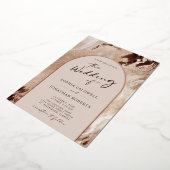 Trendy Arch Earthy Textures Real Roos Gold Wedding Folie Uitnodiging (Gedraaid)