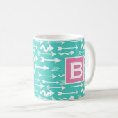 Trendy Arrows Pattern Blauwgroen en Roze Monogram Koffiemok (Voorkant rechts)