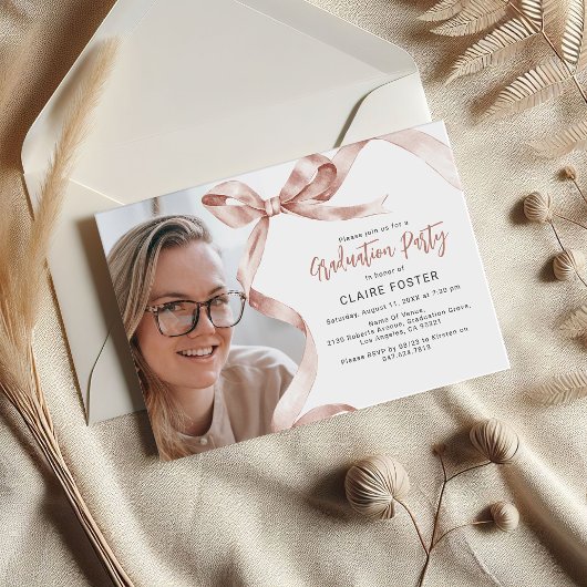 Trendy Beige Bow Foto Afstuderen Uitnodiging