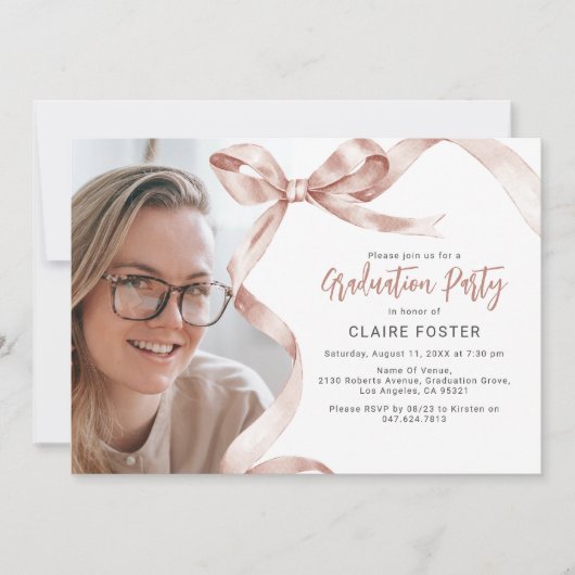 Trendy Beige Bow Foto Afstuderen Uitnodiging (Voorkant)