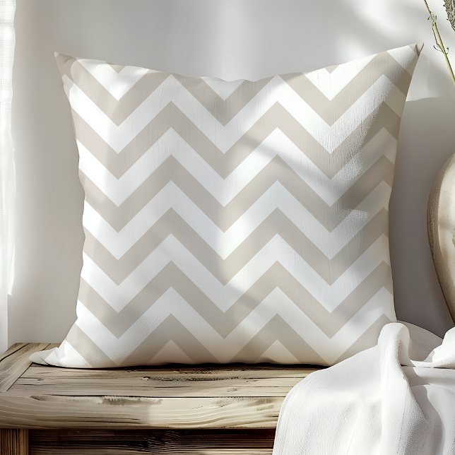 Trendy beige en witte chevron zigzag strepen kussen (Creator heeft geüpload)