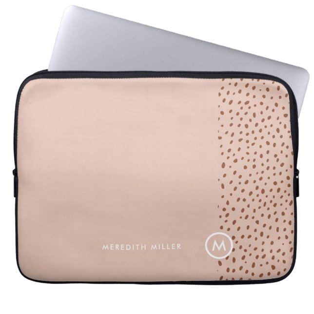 Trendy Beige Monogram met Terracotta Boho Brown Laptop Sleeve (Voorkant)