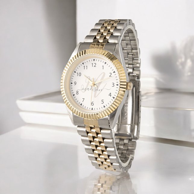 Trendy Beige Stijlvolle Monogram Initiaal en Naam Horloge (Creator heeft geüpload)