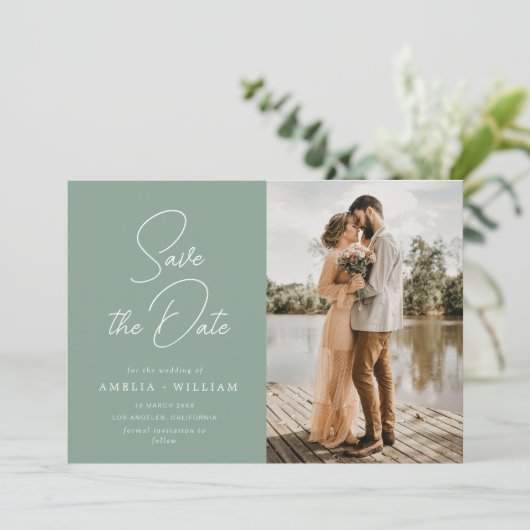 trendy belettering bruiloft salie groen Save the D Save The Date (Staand voorkant)