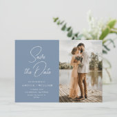 trendy belettering stoffige blauwe bruiloft Save t The Date (Staand voorkant)