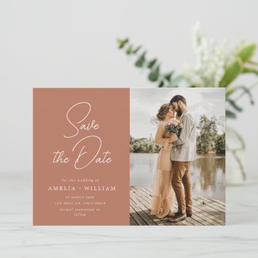 trendy belettering terracotta bruiloft Save the Da Date (Staand voorkant)