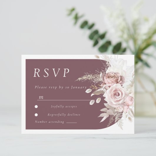 Trendy Berry Blush Ivory Boho Arch Wedding RSVP Kaartje (Staand voorkant)