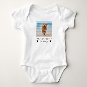 Trendy Beschermd Door Hond Aangepaste Foto en teks Romper