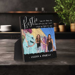 Trendy Bestie Quote Foto gepersonaliseerd BFF Fotoplaat<br><div class="desc">Moderne vriendschapsfoto plaque, met de titel 'Bestie' in elegante tekst van het kalligrafiescript, een beste vriendenkring citeert dat "ik kan niet altijd bij u zijn, maar ik zal altijd bij u zijn", die kan worden aangepast, één hoofdfoto van u en uw BFF op een zwarte achtergrond met scherpe randbekleding en...</div>