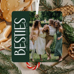 Trendy BESTIES Foto & Quote Keepsake Gift Metalen Ornament<br><div class="desc">Deze trendy foto-aandenken kerstversiering zou het perfecte cadeau zijn voor speciale vrienden dit vakantieseizoen! Design beschikt over een foto van uw keuze, de leuke typografie BESTIES en een mooie beste vriend sentiment citaat op de keerzijde dan kan worden bewaard of gepersonaliseerd om dit geschenk uniek voor u te maken. De...</div>