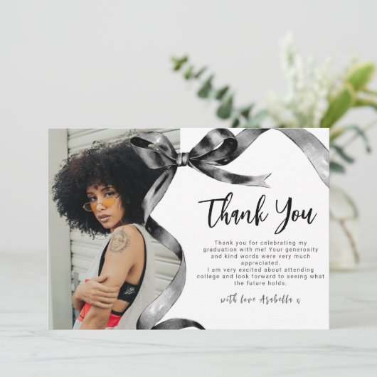 Trendy Black Bow Foto Afstuderen Bedankkaart (Staand voorkant)