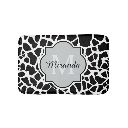 Trendy Black White Giraffe Print Monogramed Name Badmat (Voorkant)