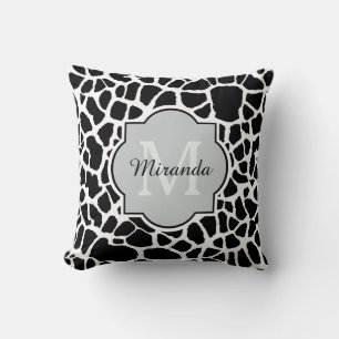 Trendy Black White Giraffe Print Monogramed Name Kussen