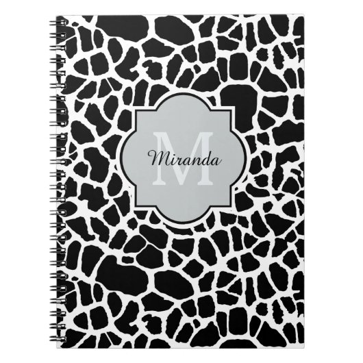 Trendy Black White Giraffe Print Monogramed Name Notitieboek (Voorkant)