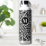 Trendy Black White Monogram Waterfles<br><div class="desc">Leuk en trendy design met deze luipaardprint of cheetah patroonaccent. Personaliseer deze waterfles met een initiaal. Je kunt zelfs een naam toevoegen boven de letter als je wilt. Wijzig de achtergrond- en lettertypekleuren en -typografie naar alles wat u maar wilt. Je kunt zelfs de kleur van het luipaardprintpatroon veranderen! Chique...</div>