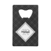 Trendy Black white tartan Personaliseer Monogram Creditkaart Flessenopener (Voorkant)