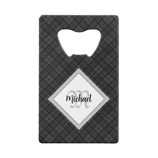 Trendy Black white tartan Personaliseer Monogram Creditkaart Flessenopener (Voorkant)