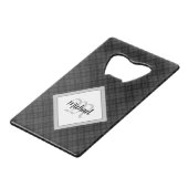Trendy Black white tartan Personaliseer Monogram Creditkaart Flessenopener (Voorkant Gekanteld)