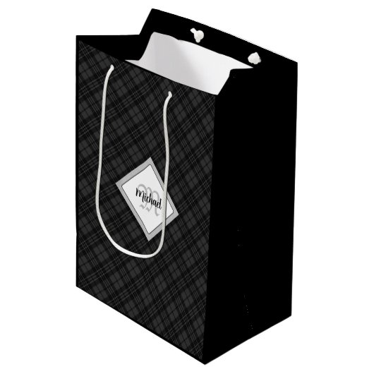 Trendy Black white tartan Personaliseer Monogram Medium Cadeauzakje (Voorkant Gekanteld)