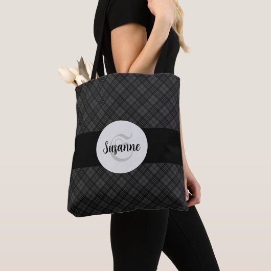 Trendy Black white tartan Personaliseer Monogram Tote Bag (Dichtbij)