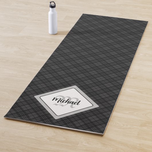 Trendy Black white tartan Personaliseer Monogram Yogamat (In situ)