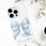 Trendy blauwe boog gepersonaliseerd met naam monog iPhone 15 pro case<br><div class="desc">Verhoog de stijl van uw telefoon met de trendy blauwe boog gepersonaliseerd met naam Monogram iPhone-hoes. Dit aangepaste hoesje is de perfecte mix van elegantie en personalisatie, met een chique blauw boogontwerp dat een tijdloze esthetiek belichaamt. De waterverf boog, geplaatst tegen een strakke achtergrond, geeft het hoesje een verfijnde, maar...</div>