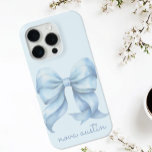 Trendy blauwe boog gepersonaliseerd met naam monog iPhone 15 pro case<br><div class="desc">Voeg een vleugje elegantie toe aan uw dagelijkse benodigdheden met deze trendy blauwe strik gepersonaliseerd met naam Monogram iPhone-hoes. Ontworpen voor degenen die de fijnere details waarderen, heeft deze aangepaste telefoonhoes een delicate waterverf boog die een trendy coquette-esthetiek belichaamt. Het gepersonaliseerde monogram voegt een uniek tintje toe, waardoor het een...</div>