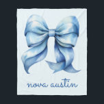 Trendy blauwe boog gepersonaliseerd met naam monog fleece deken<br><div class="desc">Wikkel uw kleintje in comfort en stijl met onze trendy blauwe strik gepersonaliseerd met naam Monogram Fleece Deken. Deze chique, preppy deken is voorzien van een charmant coquette boog ontwerp dat een vleugje elegantie toevoegt aan elke kinderkamer of slaapkamer. Perfect voor een pasgeboren baby cadeau of een speciale baby-naam onthullen,...</div>