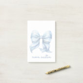 Trendy blauwe boog gepersonaliseerd met naam monog post-it® notes (Op bureau)