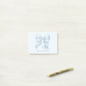 Trendy blauwe boog gepersonaliseerd met naam monog post-it® notes (Op bureau)